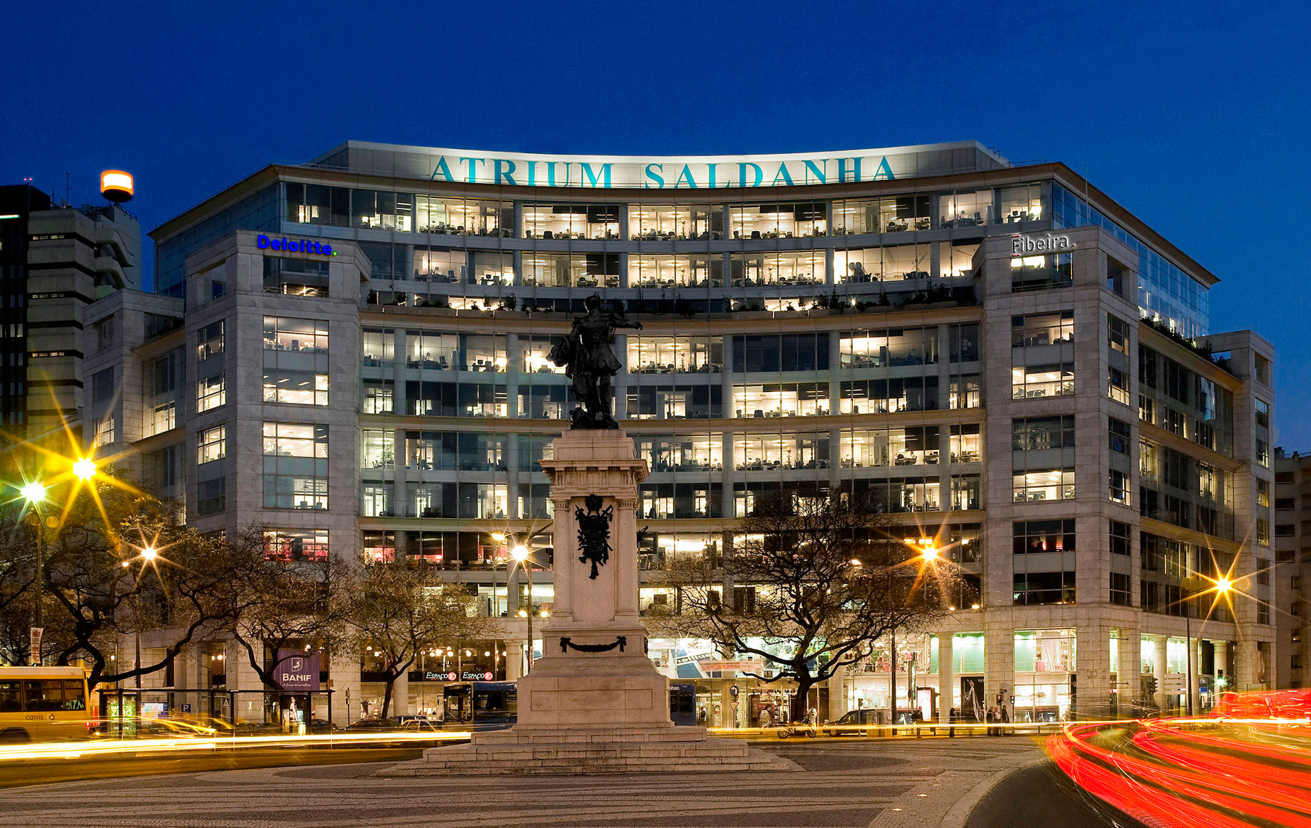 Atrium Saldanha - 3 floors Shopping Center - Lisbon financial district